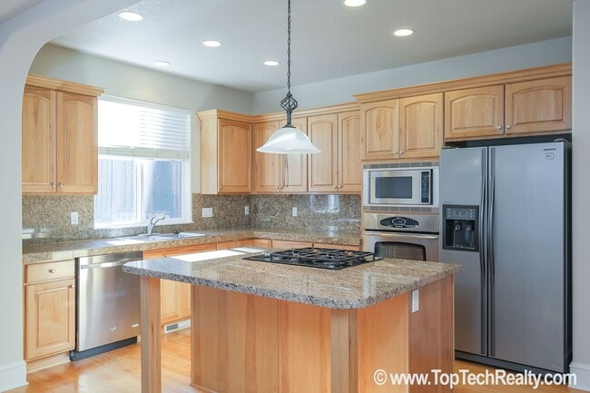 Building Photo - 12750 NW Alsace Ln