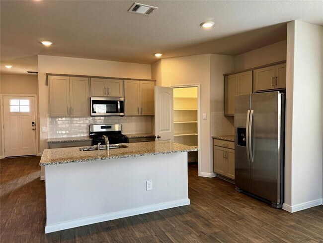 Building Photo - 115 Bethpage Dr