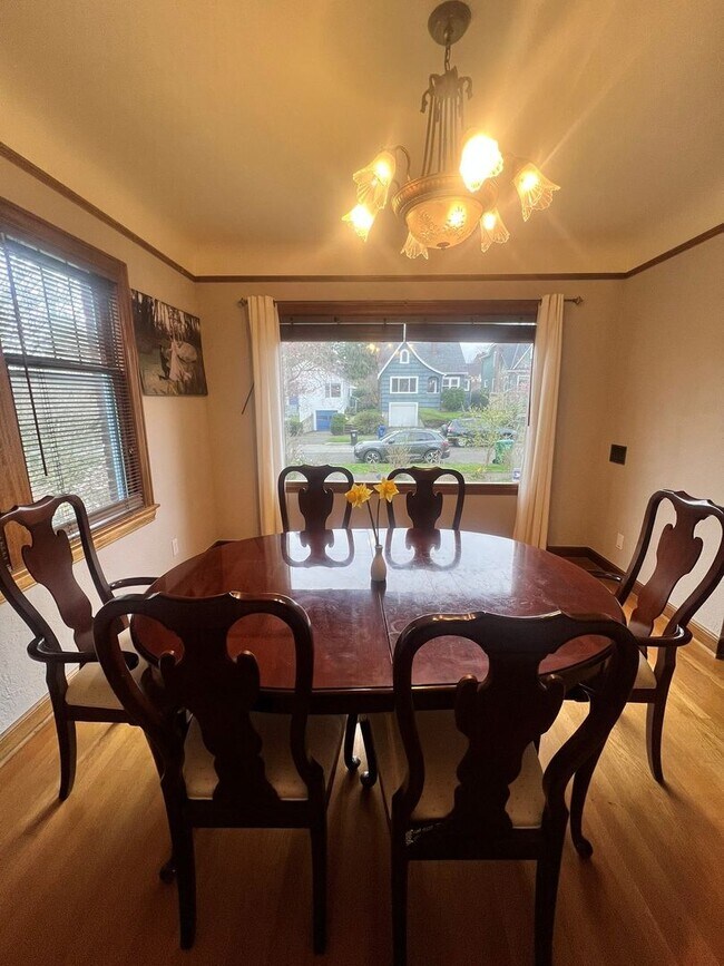 Building Photo - Stunning 3bed/3.5bath Brick Home in Ballard!