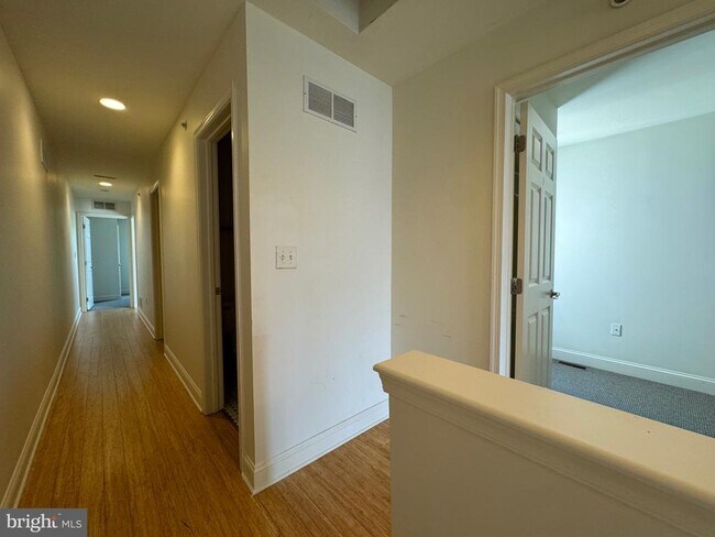 Building Photo - 1131 W Nevada St