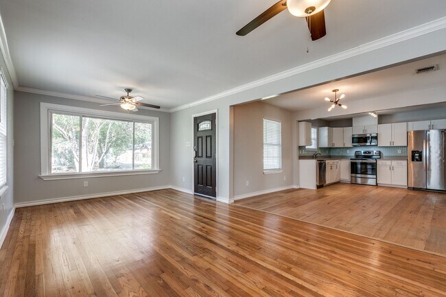 Building Photo - BLUE BONNET HILLS 3-BEDROOM