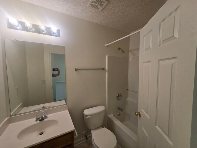 Building Photo - $250 Off 1 Month if leased by 12/25/25