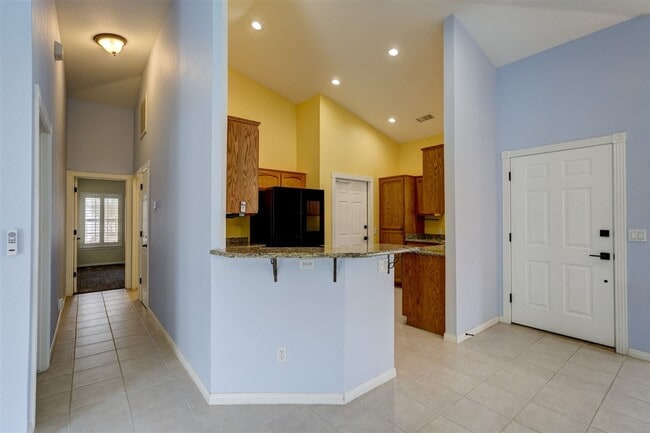 Building Photo - 2 bedroom, 2 bathroom home in Victorian Es...