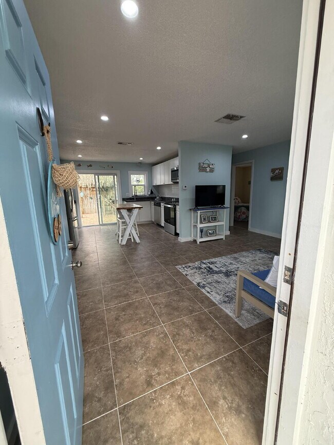 Building Photo - 6814 Driftwood Dr