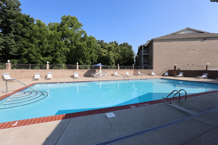 Pool - Georgetown Oaks Apartments