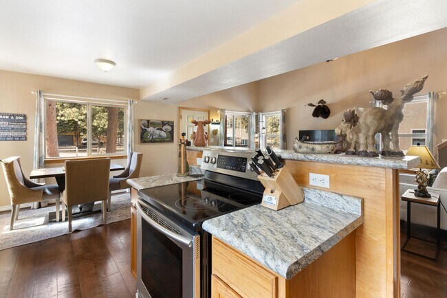 Building Photo - 3 Bed 2 Bath Fully Furnished in Woodland Park