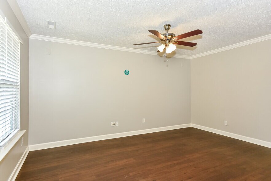 Building Photo - 8032 Meadowview Ln