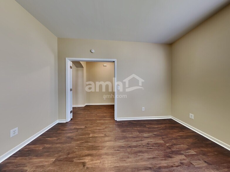 Building Photo - 211 Meadow Wood Rd