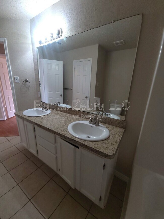 Building Photo - 7605 Misty Ridge Dr N