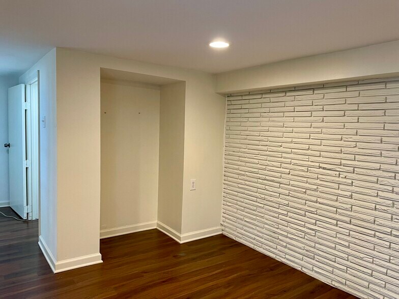 Niche is living room, door to bonus room - 912 Wilson Dr