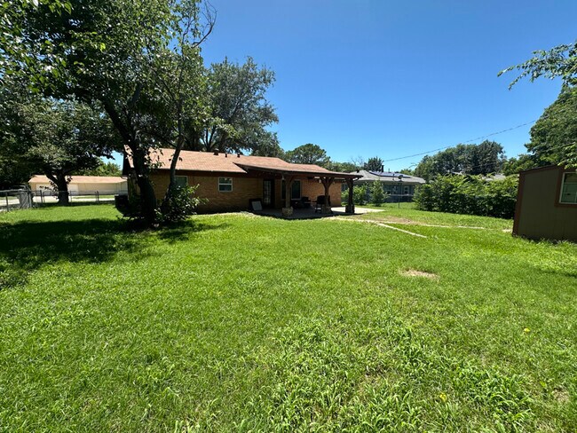 Building Photo - 7701 Janetta Dr