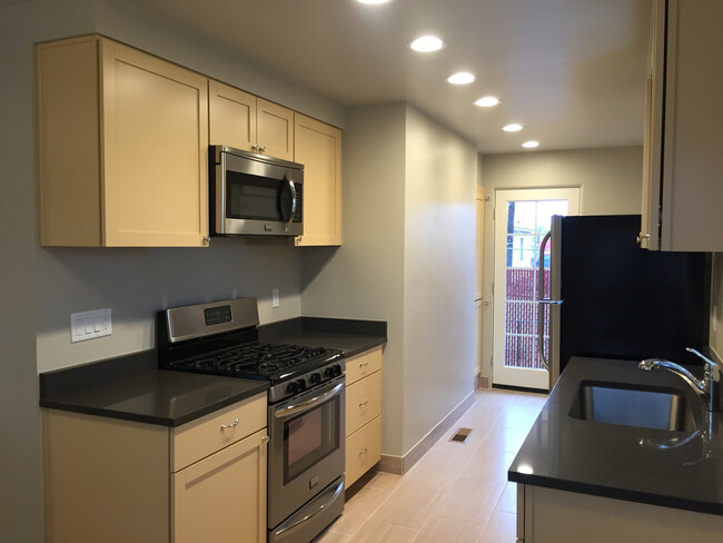 Building Photo - Midtown 1 bed Fully Remodeled