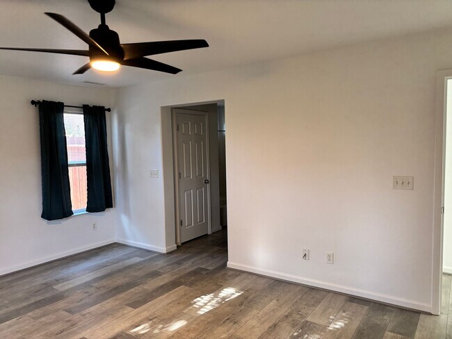 Building Photo - BEAUTIFUL, SPACIOUS,  4 BEDROOM, 2 BATHROO...