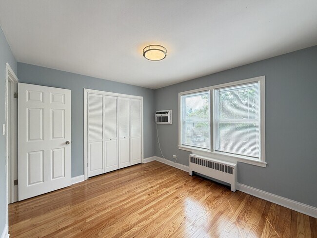 Building Photo - 2754 W North Shore Ave