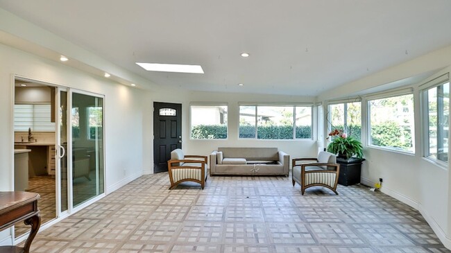 Building Photo - Spacious Home in Garden Grove for Lease