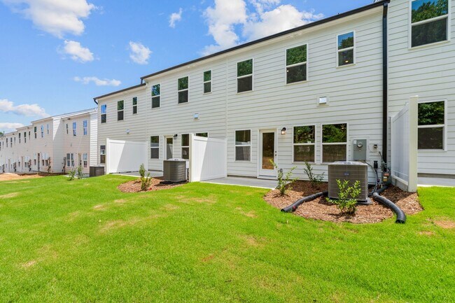 Building Photo - Updated 3BR Townhome with Pool and Spaciou...