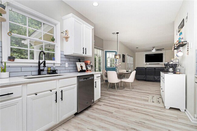 Building Photo - 1611 Hillside Bend Crossing