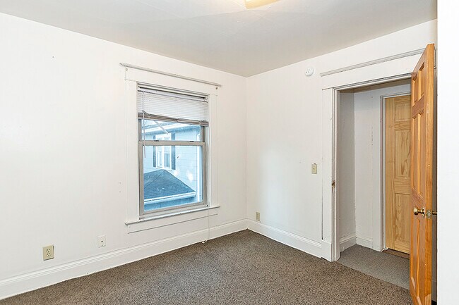Building Photo - 117 Louis St