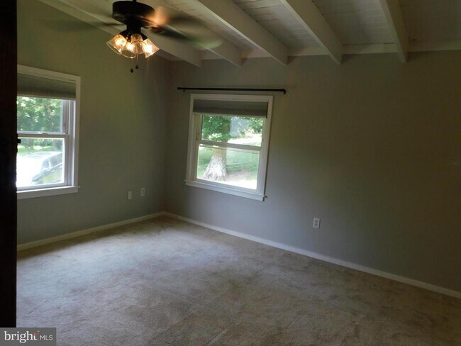 Building Photo - 229 Sunset Ln