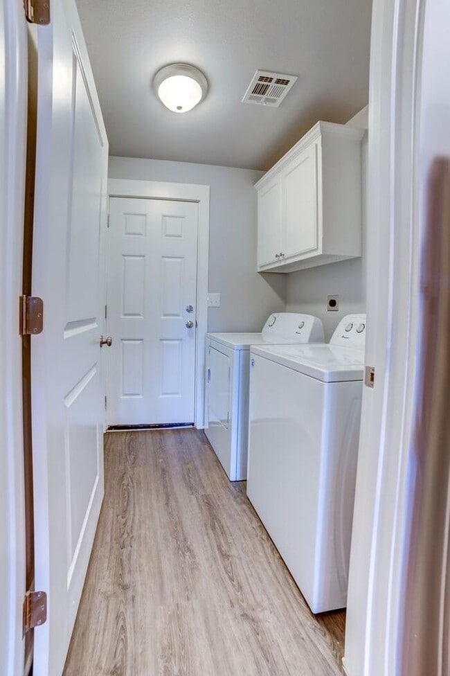 Building Photo - Classic Charm With All New Amenities 3/2 House!