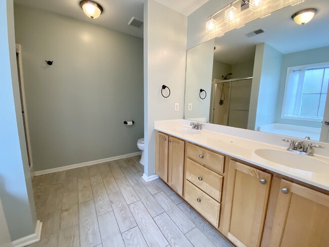 Building Photo - Charming, Spacious, Single Family Home in ...