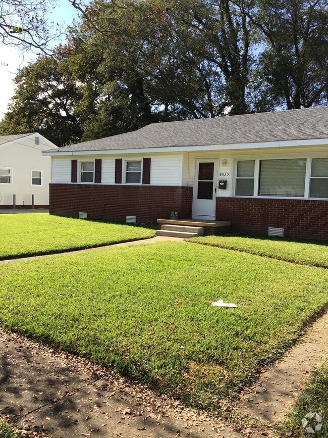 Building Photo - Spacious 3 bedroom 1 bath available soon (...