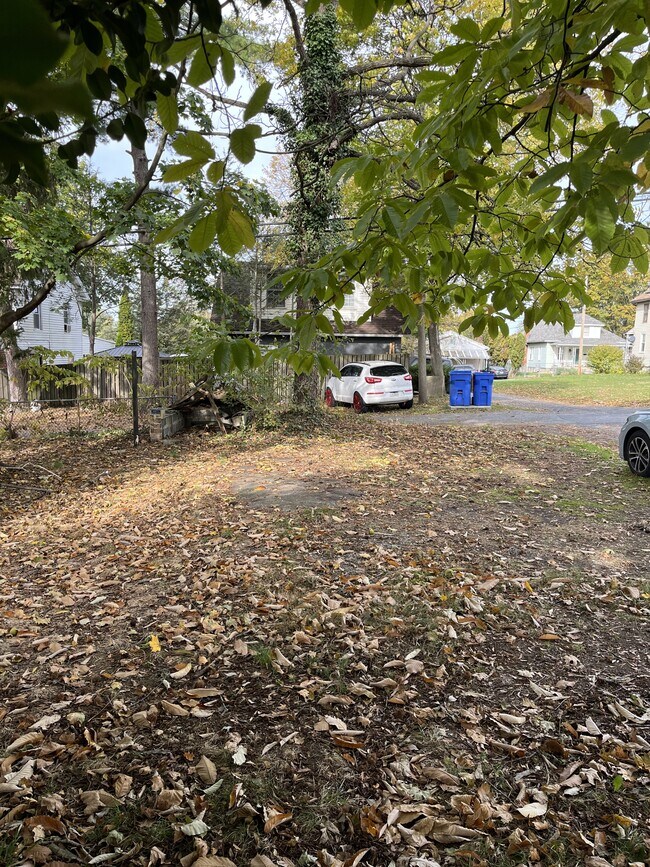 Building Photo - 1077 Main St