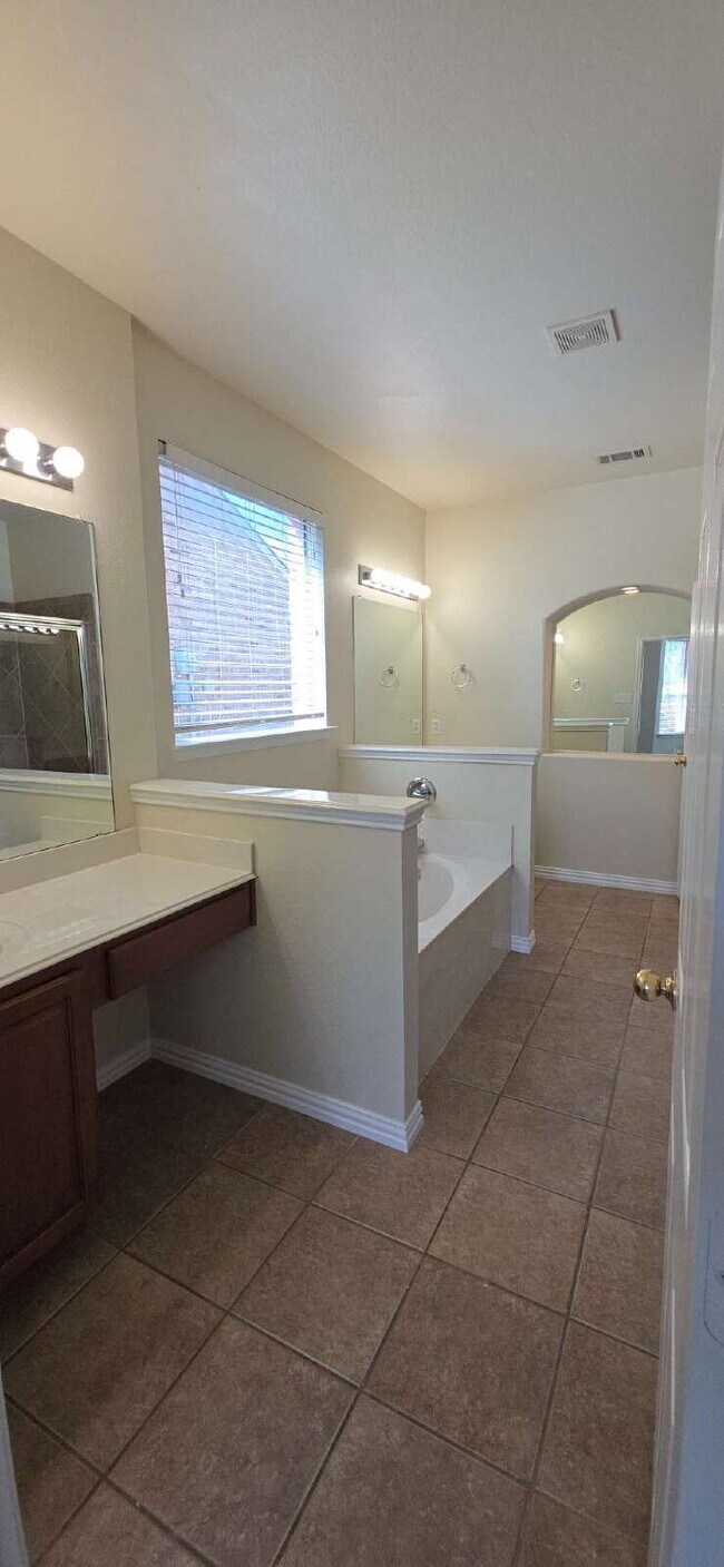 Building Photo - Expansive Mansfield Home with 5 Bedrooms, ...