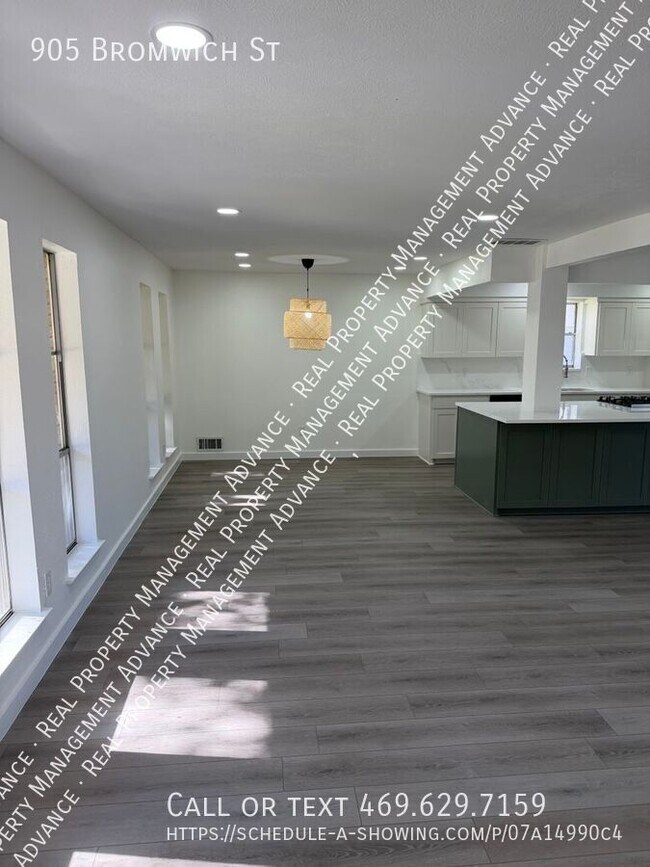 Building Photo - 905 Bromwich St