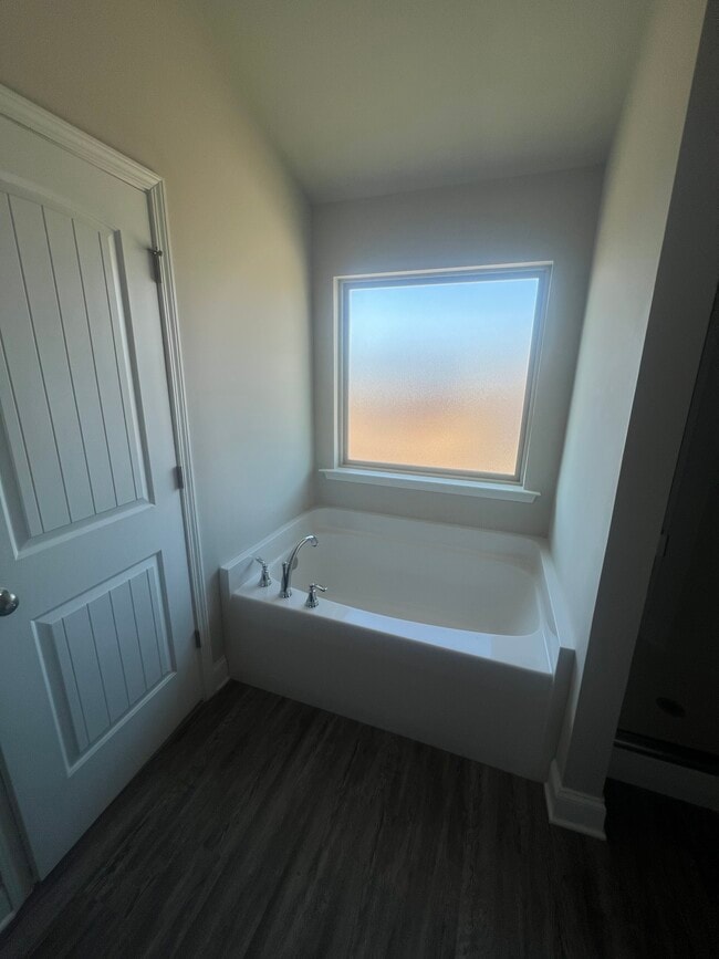 Building Photo - 8223 NW Stone Mill Dr