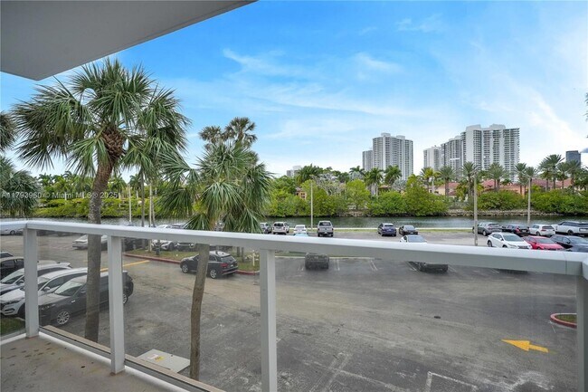 Building Photo - 3701 N Country Club Dr