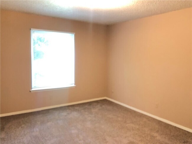 Building Photo - 605 N Betty Jo Dr