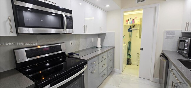 Building Photo - 6917 Collins Ave