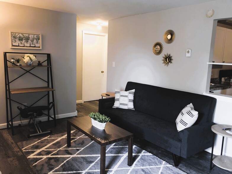 Living room - 4 N Hamilton St