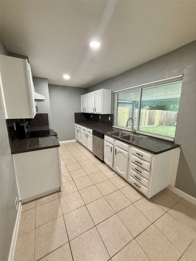 Building Photo - 14650 Lourdes Dr
