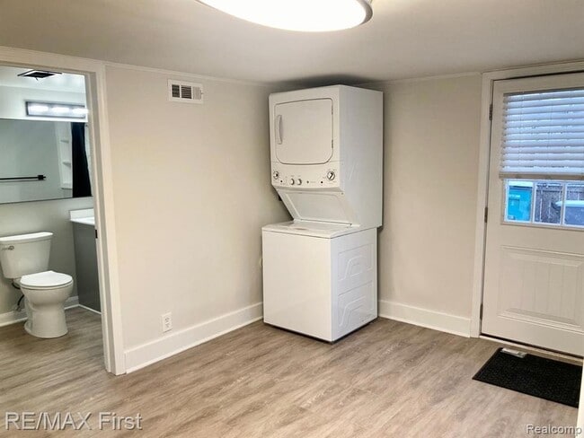 Building Photo - 611 Fairgrove Ave