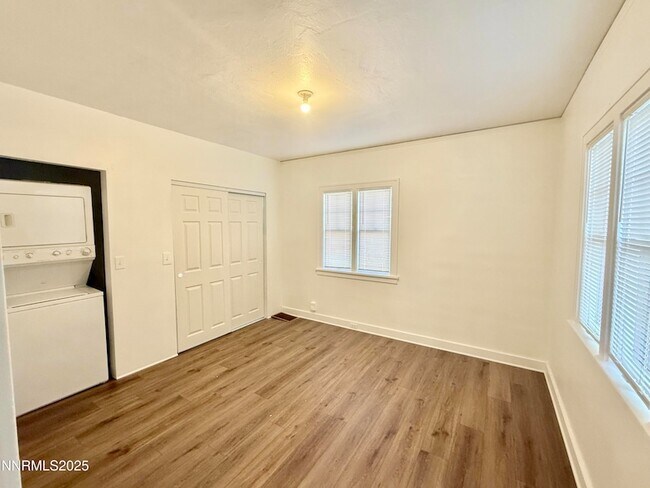 Building Photo - 531 E Taylor St