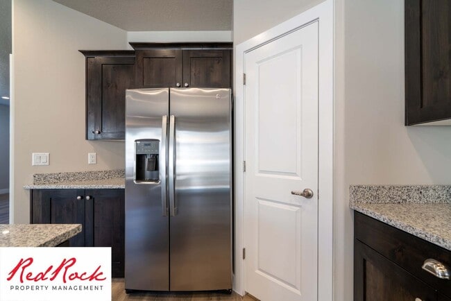 Building Photo - Spacious Townhome in Hurricane Heights