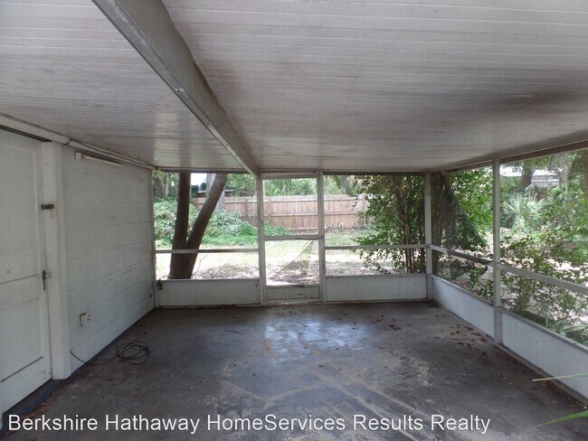 Building Photo - 2 br, 1.5 bath House - 211 E. Kaley Street