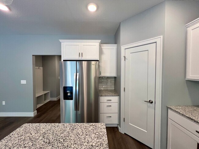 Building Photo - Modern 3 Bedroom Duplex in Irvine Acres!