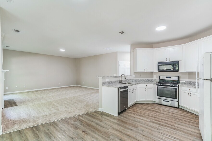 Building Photo - 2453 Lakebrooke Dr