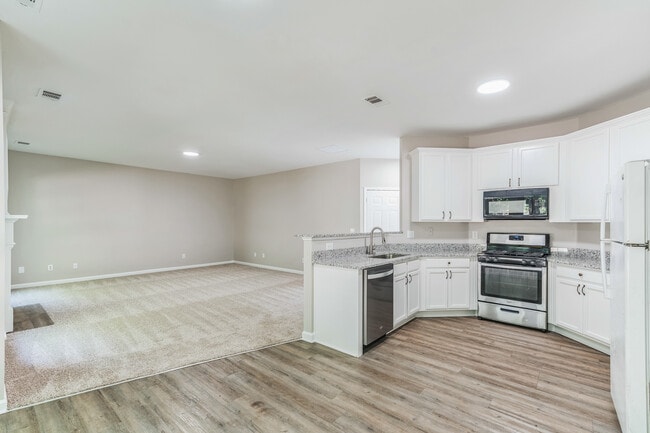 Building Photo - 2453 Lakebrooke Dr
