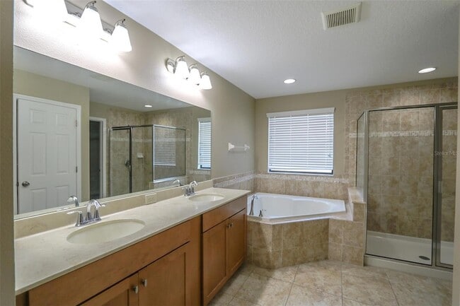 Building Photo - 1208 Oakcrest Dr