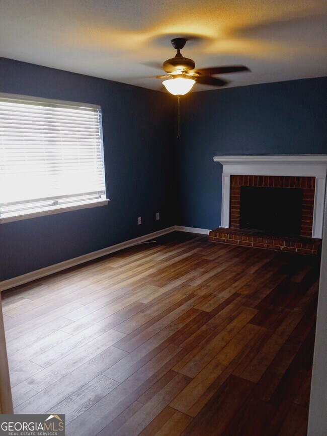 Building Photo - 2928 Dahlia Dr