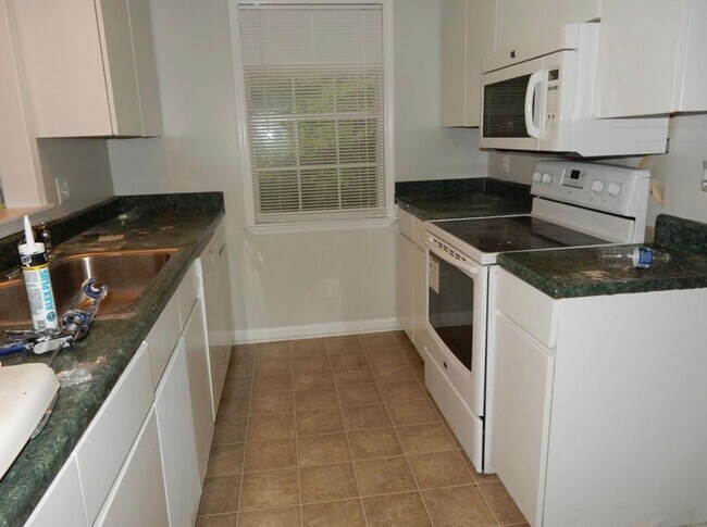 Building Photo - Nice and large 2 BR, 2.5 bath townhouse in Antioch, TN