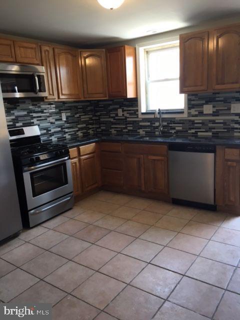 Building Photo - 2445 E Huntingdon St