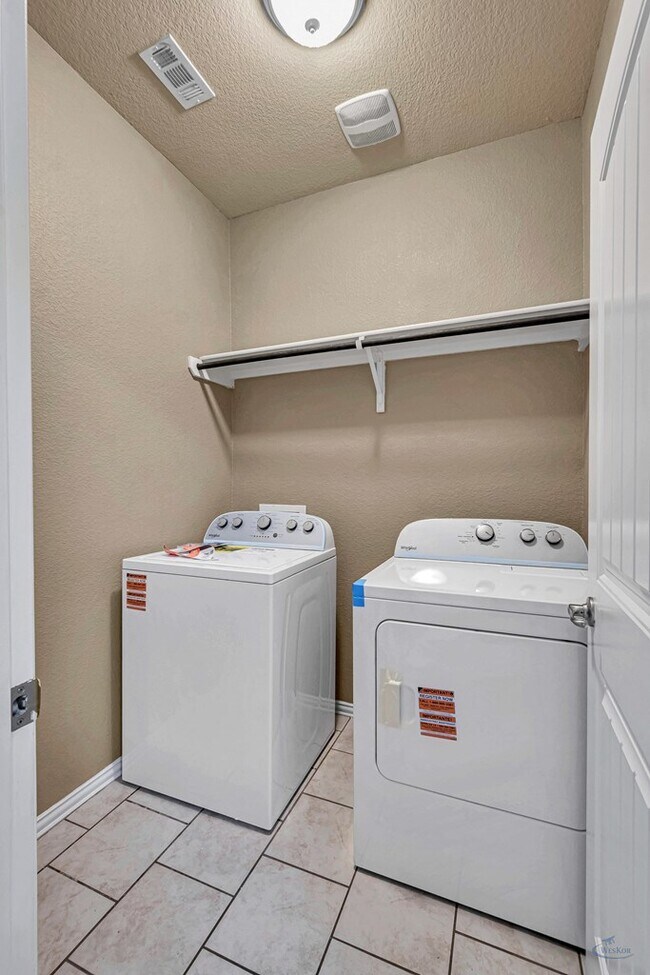 Building Photo - 5 Brooks Ranch Rd