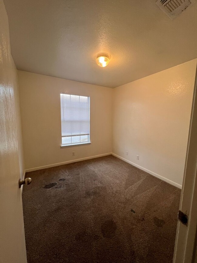 Building Photo - 1402 Chips Dr