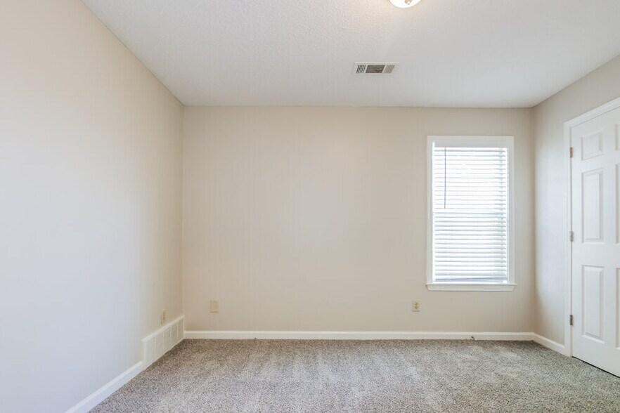 Building Photo - 2362 Oak Springs Dr