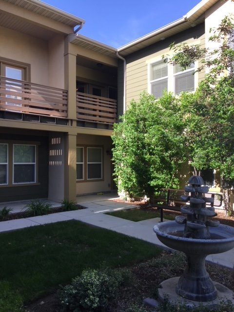 Building Photo - Spacious 2 Bedroom Townhome at The District!